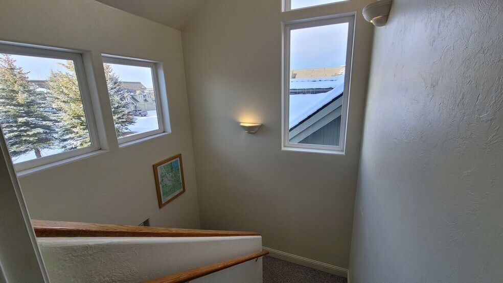 Building Photo - 910 Powder Valley Rd