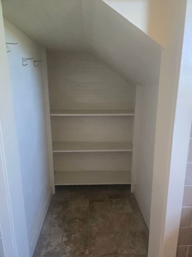 Building Photo - 4 bd 2 ba