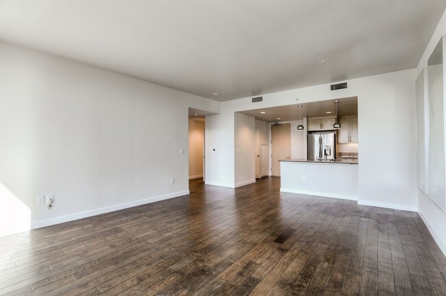Building Photo - Gorgeous 1 Bedroom Condo with Floor to Cei...