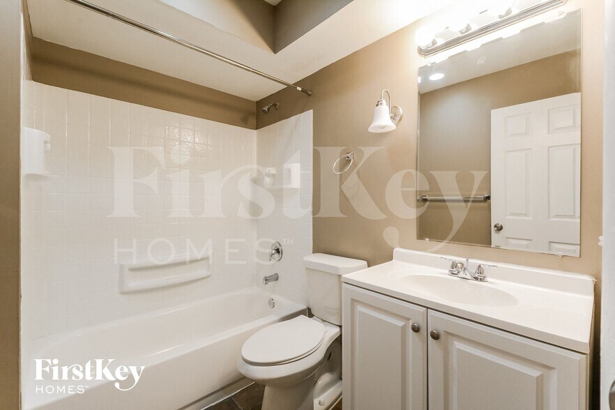 Building Photo - 844 Townhouse Ln