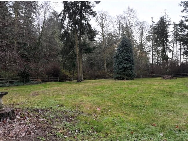 Building Photo - Lovely Single Level Rambler with Custom Finishes and Pet Friendly!