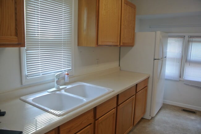 Building Photo - 2 Bedroom House!