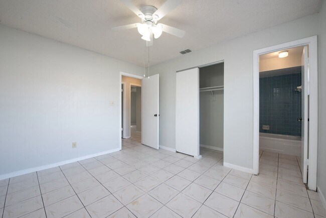 Building Photo - Cute 4/2 House In Buenaventura Lakes for Rent