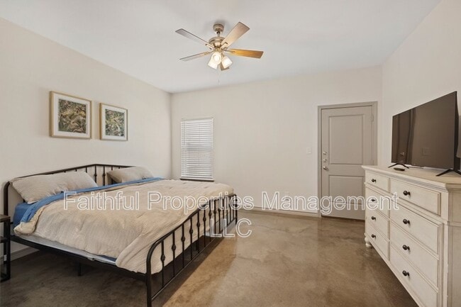 Building Photo - 10071 Shadow Wood Cir