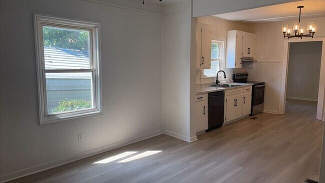 Building Photo - 3 Bedroom 1 Bathroom Renovated House with Fenced Yard