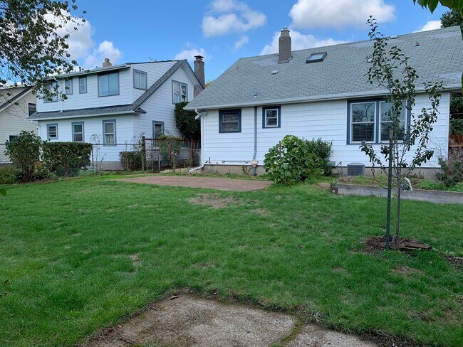 Building Photo - Hollywood District Home - 3 Bdrm 2 bths, 2290 sq. ft.