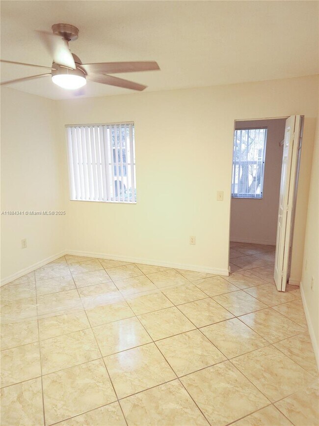 Building Photo - 2433 Centergate Dr