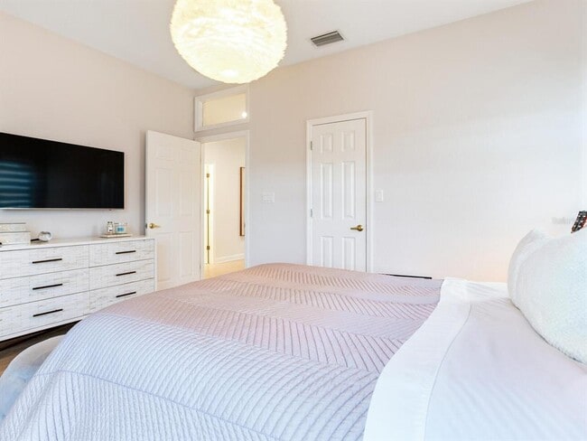 Building Photo - 6302 Vista Verde Dr W
