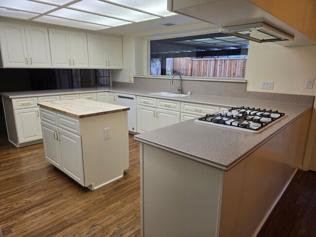 Building Photo - 4 bedroom home off of Mayberry Dr in Reno