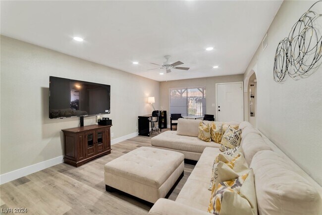 Building Photo - 900 Willow Tree Dr