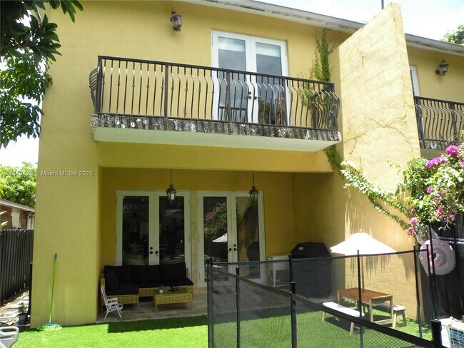 Building Photo - 3532 SW 23rd Terrace