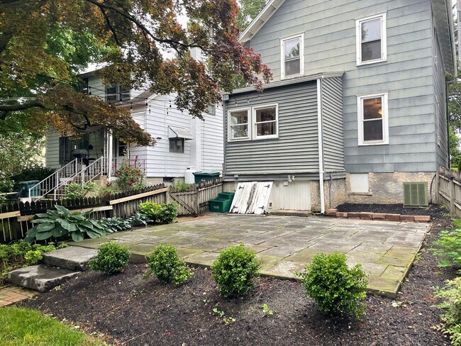 Building Photo - Charming & Spacious 3-Bedroom Home in the ...