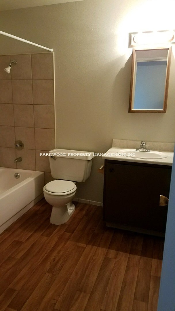 Building Photo - 2 Bedroom, North Tacoma, $1595 + $100 w/s/g = $1695.00, upper floor apartment