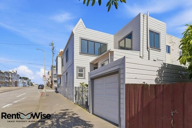 Building Photo - 1401 39th Ave