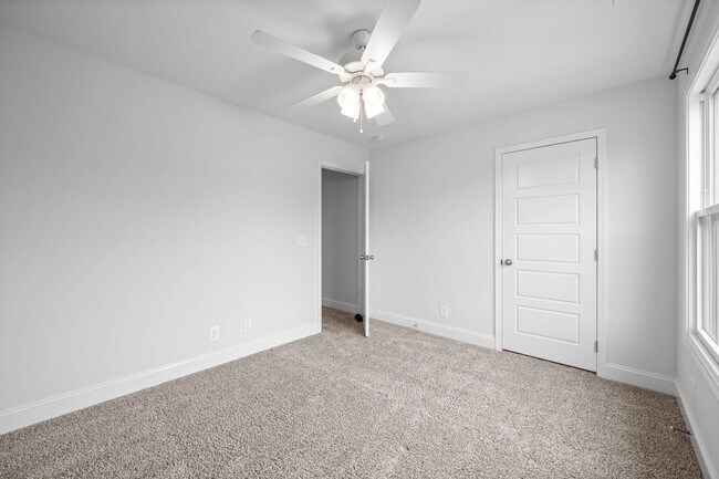 Building Photo - Pet Friendly Three Bedroom!