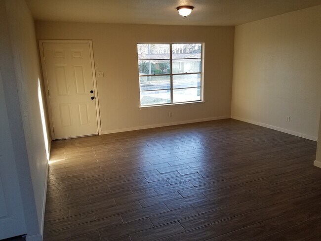 Building Photo - 5227 Vlg Gln Dr