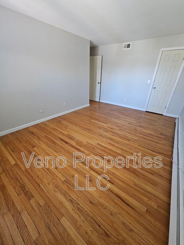 Building Photo - 9/11/13 Village Dr.