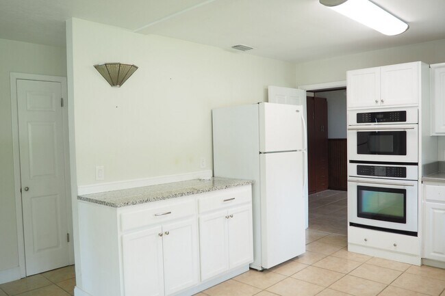 Building Photo - 10154 118th Ave