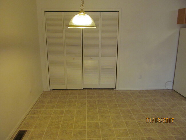 Building Photo - 2 Bed 2 Bath Condo....Available Now In Gat...