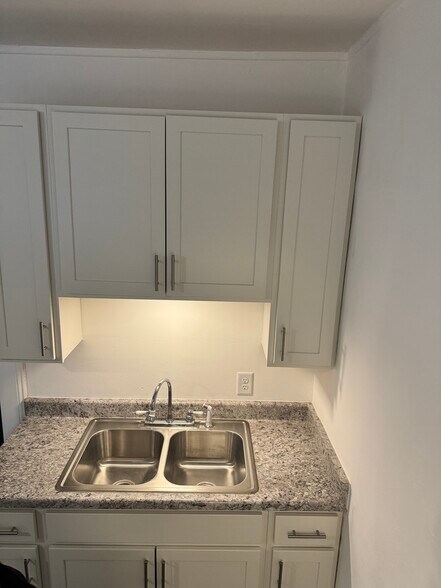 Building Photo - 811 47th St