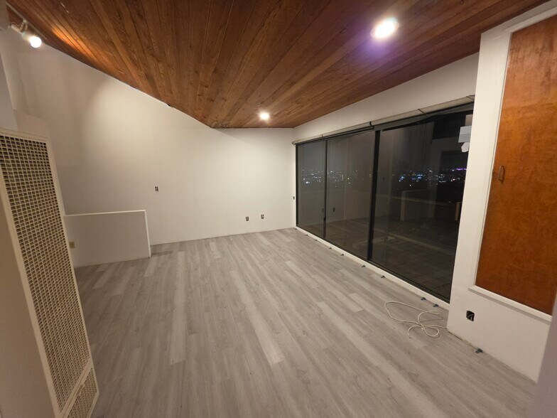Master bedroom (3rd floor) - 2635 Hollyridge Dr