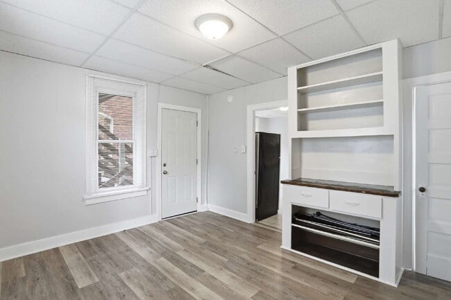 Building Photo - Welcome home to this newly renovated 2 bedroom top floor apartment