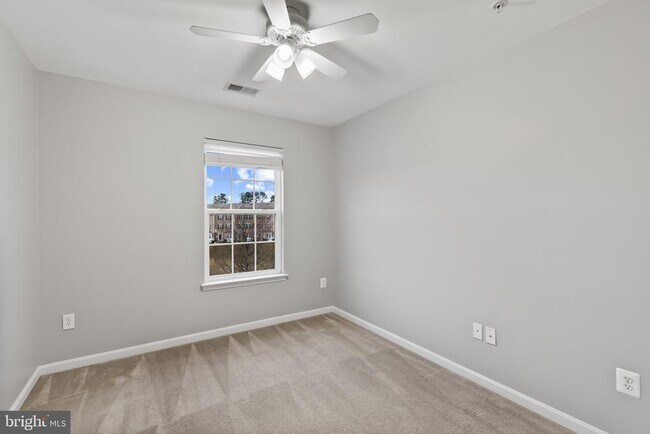 Building Photo - 1900 Lennox Dr