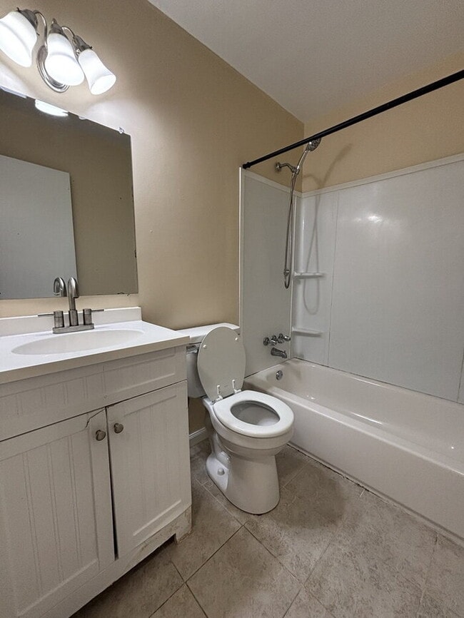 Building Photo - 115 Aylesbury Rd