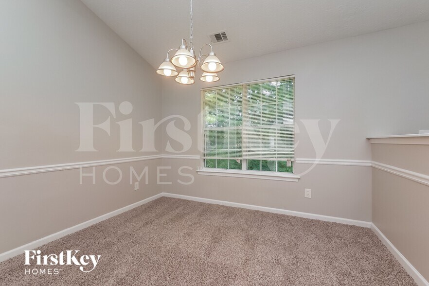 Building Photo - 10668 Daisy Cove