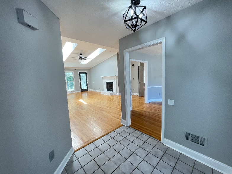 Building Photo - 645 Clearwater Pl
