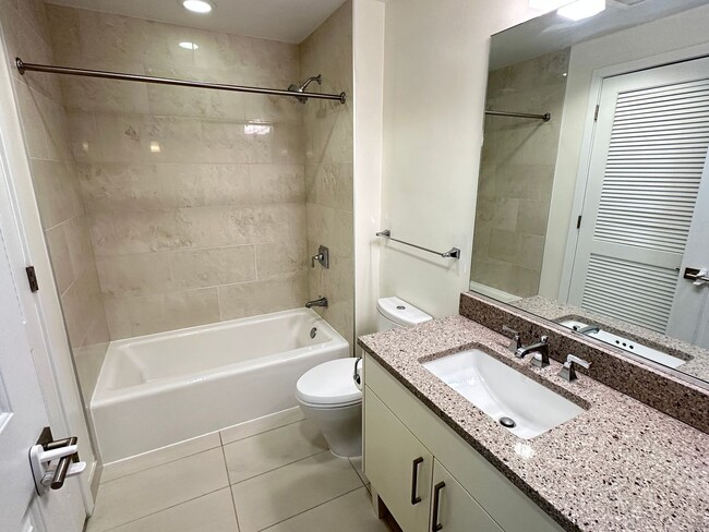 Building Photo - Stunning 2 bed (Primary bedroom + den w/cl...