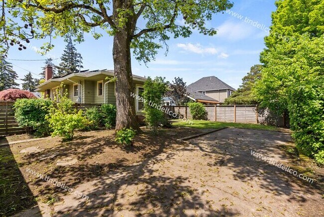 Building Photo - 4 Bedroom Bungalow Inner Northeast Portlan...