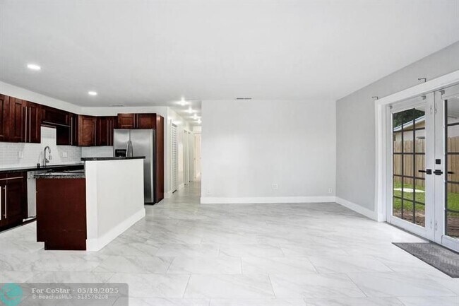 Building Photo - 802 SW 12th Ct