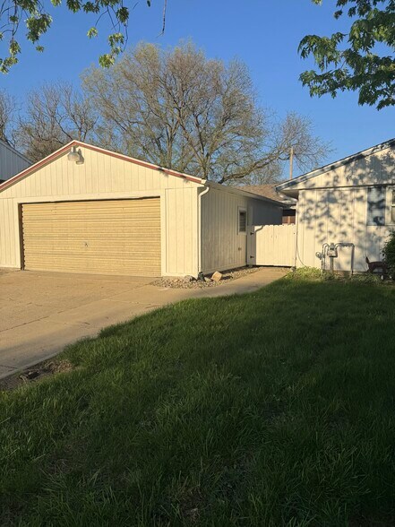 Building Photo - 1900 Beck Ln