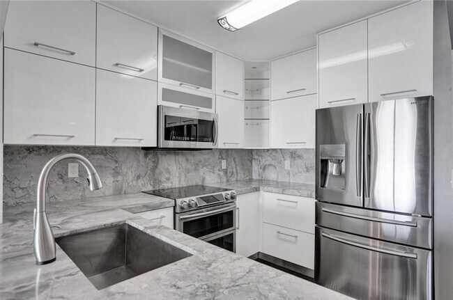 Building Photo - 3020 NE 32nd Ave