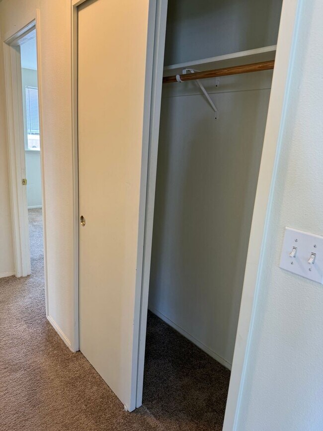 Building Photo - Single Level 2 Bed/2 Bath with Garage - NW Cedar Ave