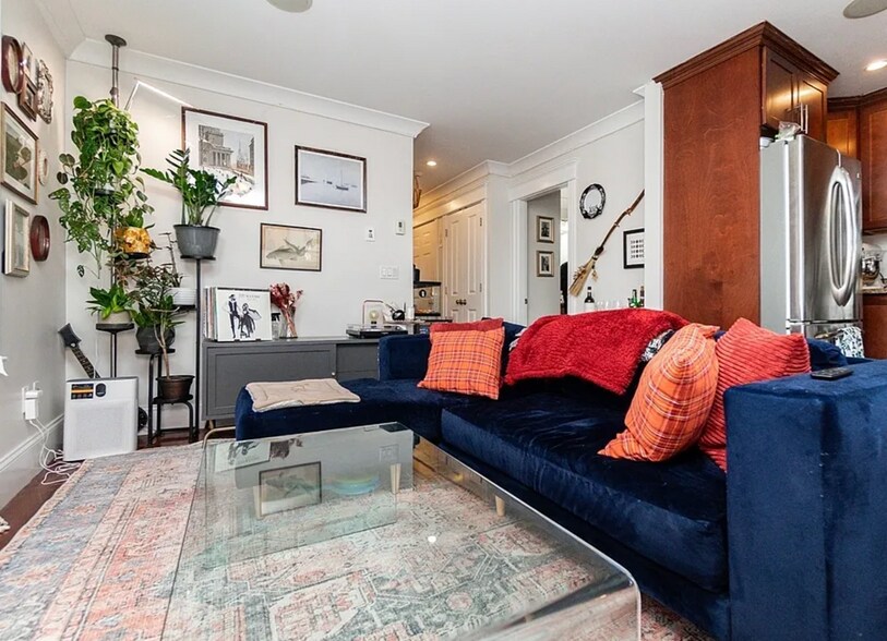 Building Photo - 632 E Broadway