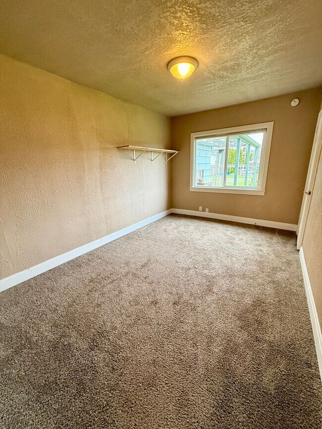 Building Photo - 3bd & 1 1/2ba with 2 Car Garage