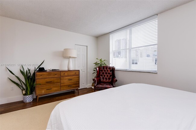 Building Photo - 1651 NE 115th St