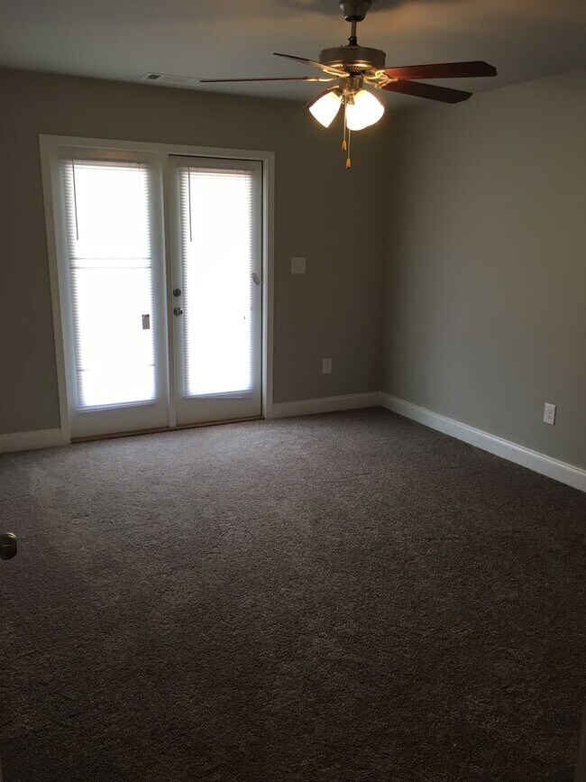 Building Photo - Pre- Leasing Fall 2026 5 Bedroom Near Down...