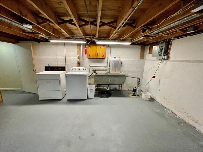 Building Photo - 129 Roselawn Crescent