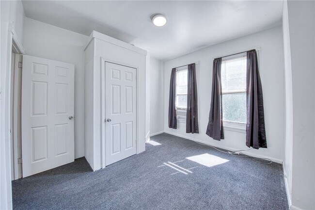 Building Photo - 354 Ophelia St