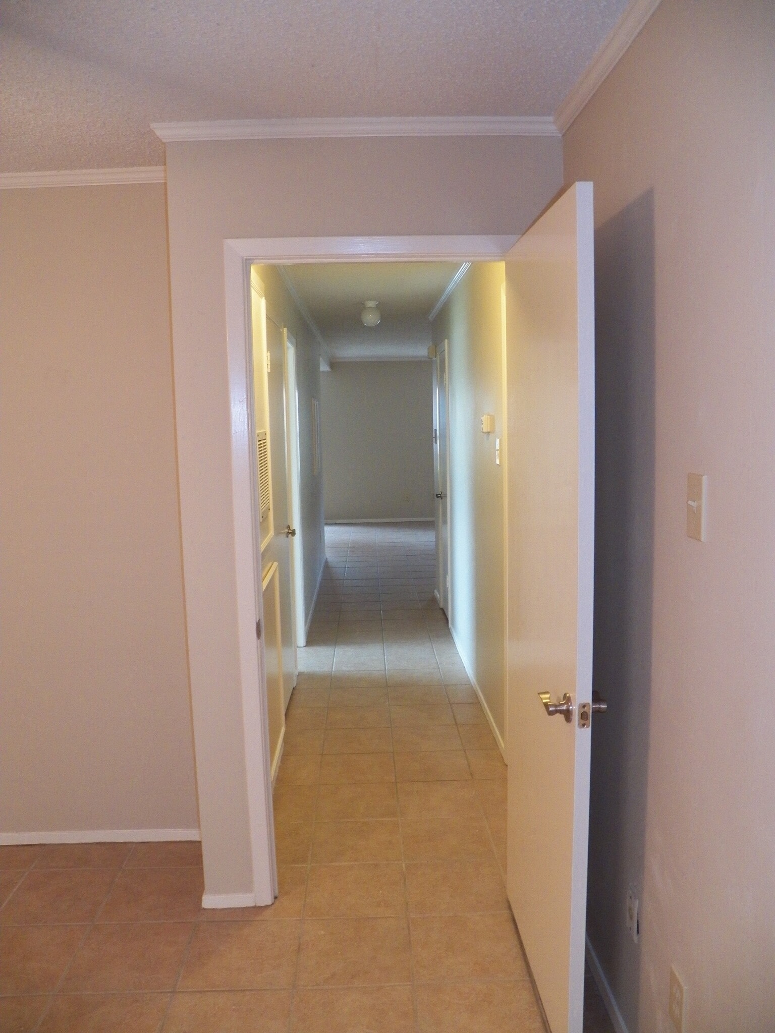 Bright & Cozy 2 bedroom downstairs corner unit with all tile flooring - 400 W South Town Dr