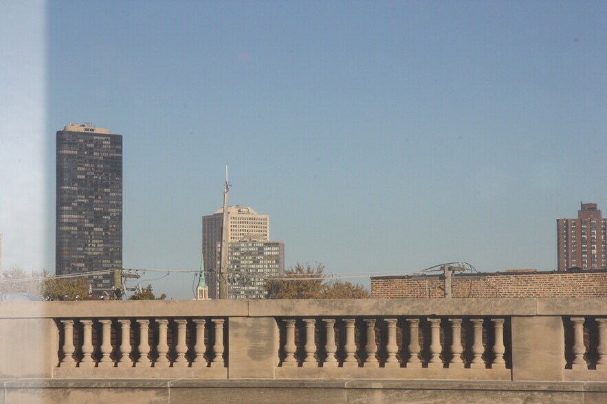 Building Photo - 5202 N Clark St