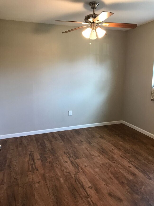 Building Photo - Pre Leasing for Fall 2026! 4/2 in Medical District!