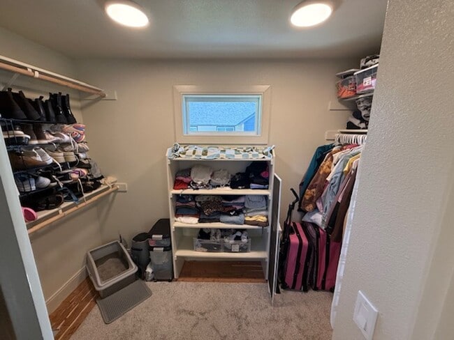 Building Photo - Available August 5, 3 bed 2.5 bath