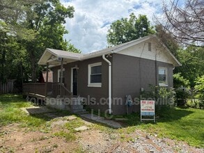 Building Photo - 2604 Hendersonville Rd