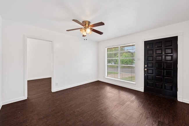 Building Photo - 3202 Dolphin Dr