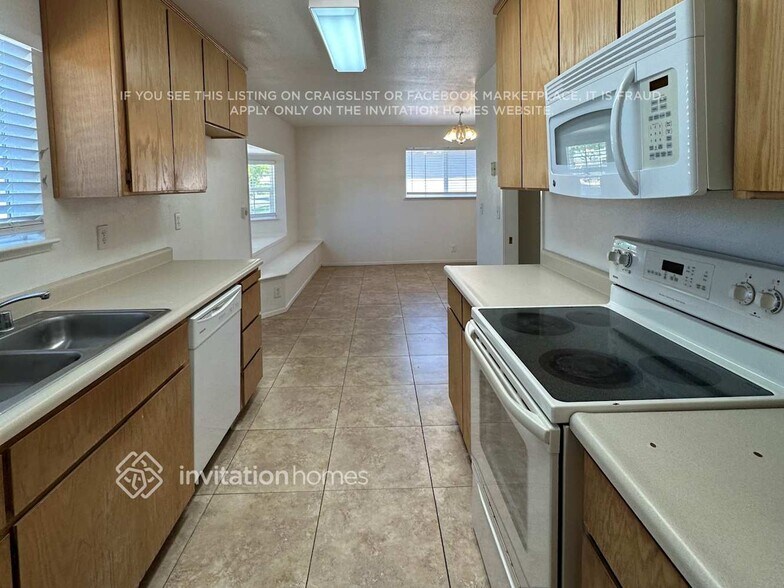 Building Photo - 1520 Gladstone Dr