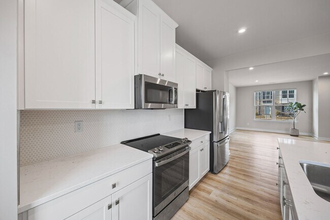 Building Photo - Like new 3-bed, 2.5 bath townhome in Cramerton Mills Parkway!